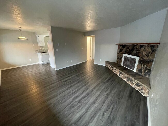 Building Photo - Pet Friendly 2 Bedroom in Lebanon!