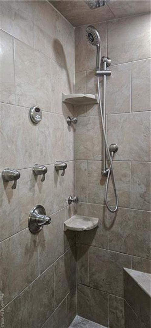 Building Photo - 305 Peachtree Ln