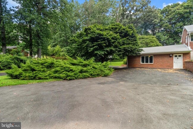 Building Photo - 5135 Summit Dr