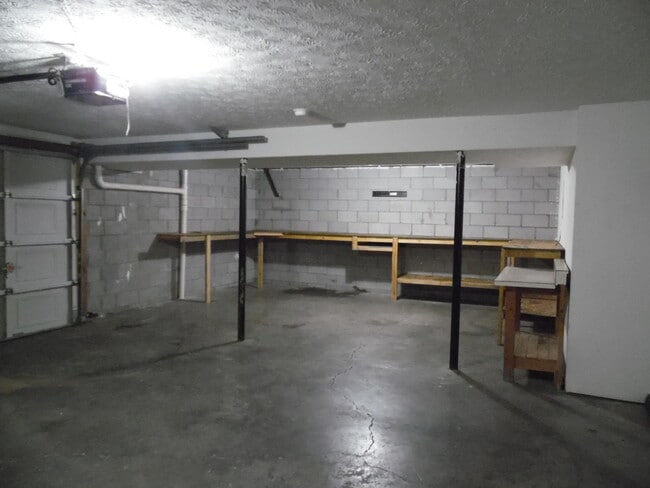 Building Photo - 1108 Ledgebrook Ct