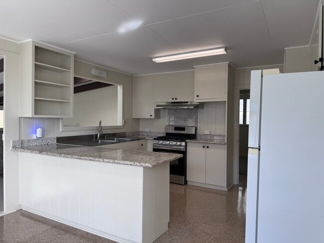 Building Photo - 3br - 3 Bed/2 Bath House with Family Room - Convenient Honolulu Location