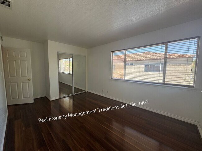 Building Photo - Stylish 3 Bed 2 Bath