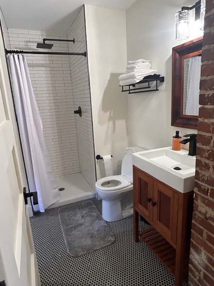 Building Photo - 1558 Folly Rd