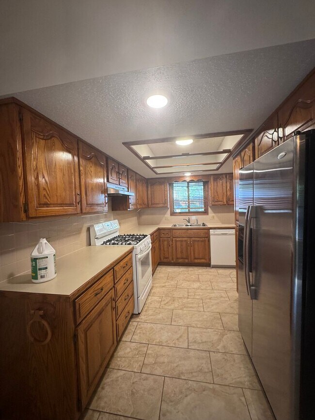 Building Photo - Spacious Home with large parklike yard
