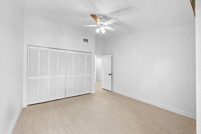 Building Photo - 5054 Golfview Ct