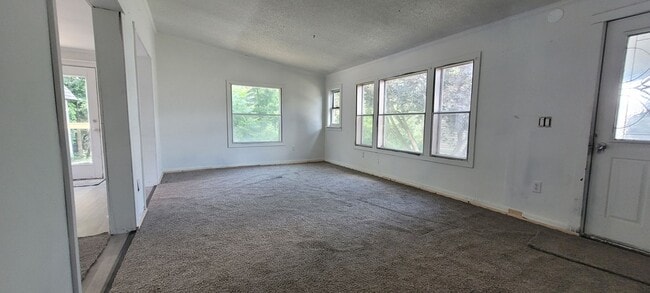 Building Photo - 3 bedroom 2 bathroom mobile home in Quarry...