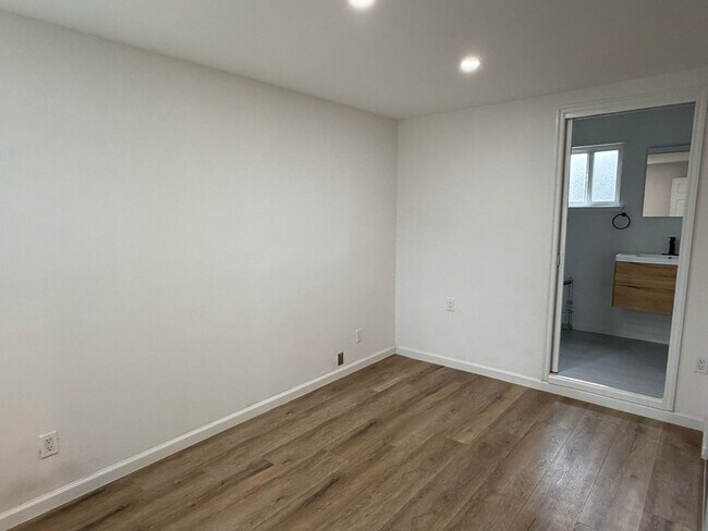 Building Photo - Leland Duplex