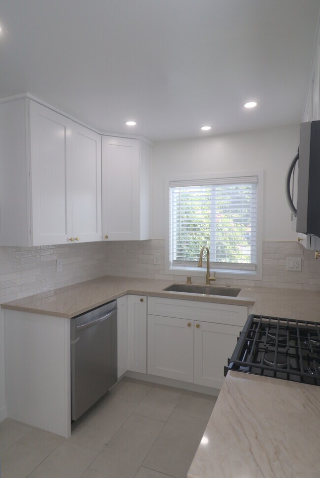 Building Photo - 11610 Oxnard St