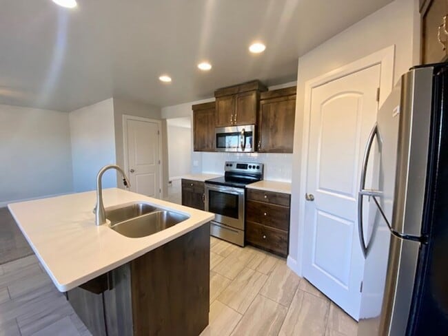 Building Photo - SPACIOUS TOWNHOME FOR RENT!