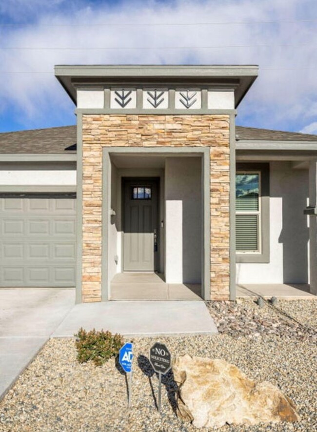 Building Photo - Luxurious 4-Bedroom Home Near Red Hawk Gol...