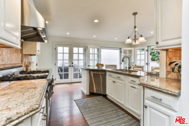 Building Photo - 218 Montreal St