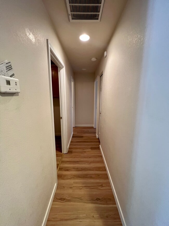 Building Photo - 2524 Parkwood Village Ln