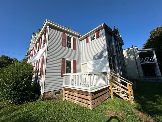 Building Photo - 213 E Gale St