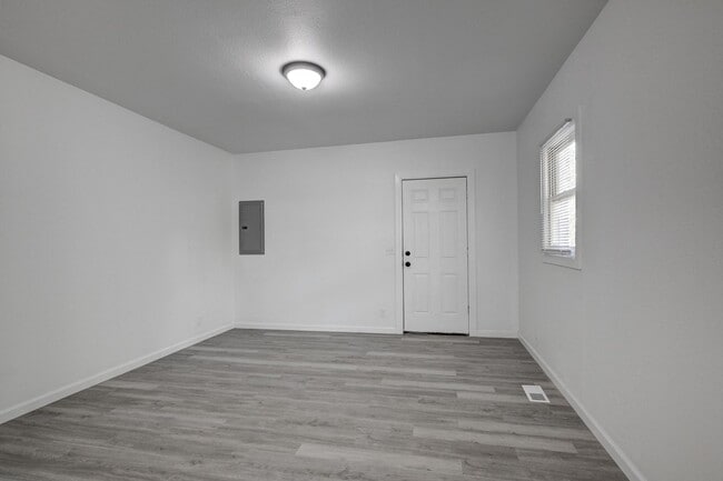 Building Photo - 1519 S Sergeant Ave