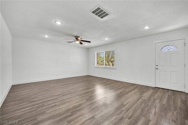 Building Photo - 1050 E Hassett Ave