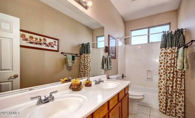 Building Photo - 2021 E Desert Inn Dr