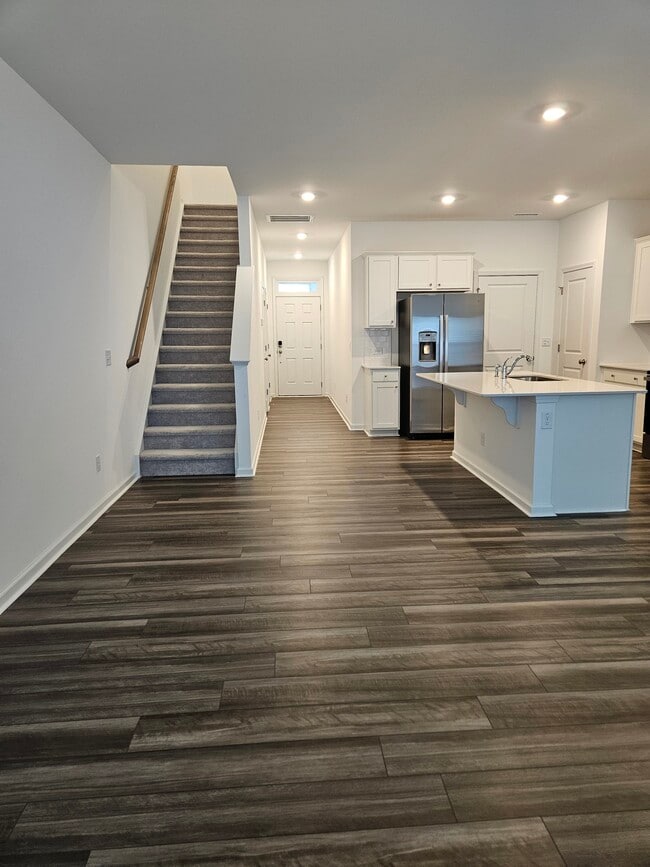 Building Photo - 868 Pilot St