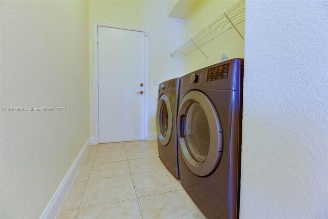 Building Photo - 2231 SW 164th Ave