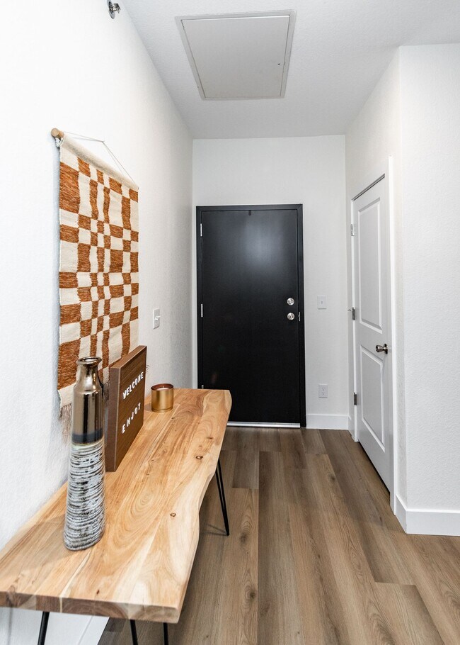 Building Photo - Westside 1 bed, 1 bath Luxury Apartment near Garden of the Gods