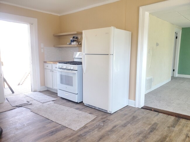 Building Photo - 738 N Waterloo St