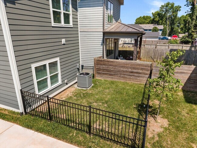 Building Photo - 1802 10th Ave N