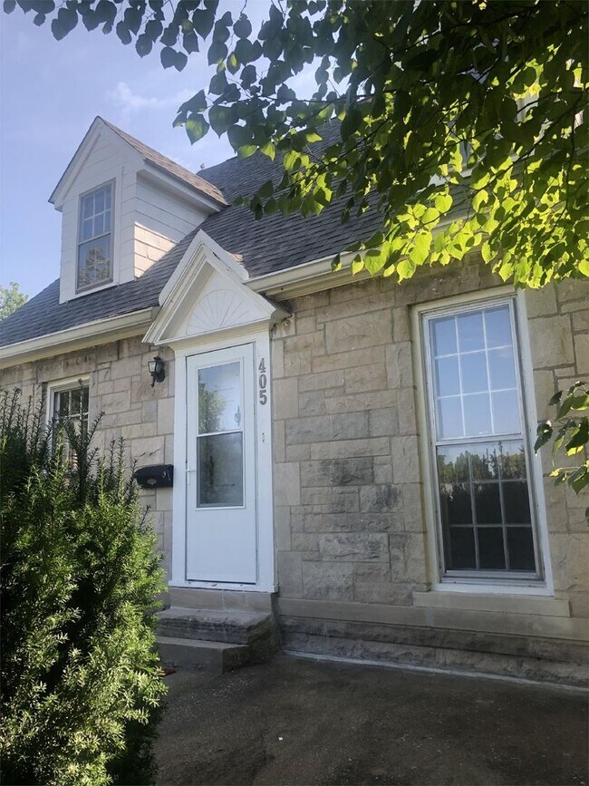 Building Photo - 405 S Eagleson Ave