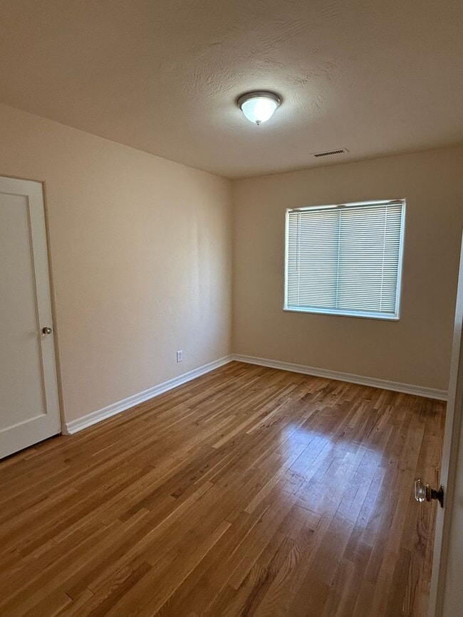 Building Photo - 4 Bedroom, nice area, 2 Car Garage