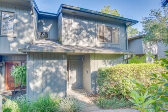 Building Photo - 2 Bedroom, 2.5 Bath Townhome with Easy Acc...