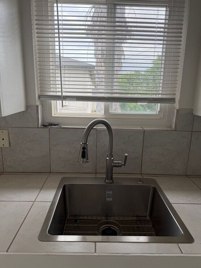 Building Photo - 1 Bedroom and 1 Bath Apartment