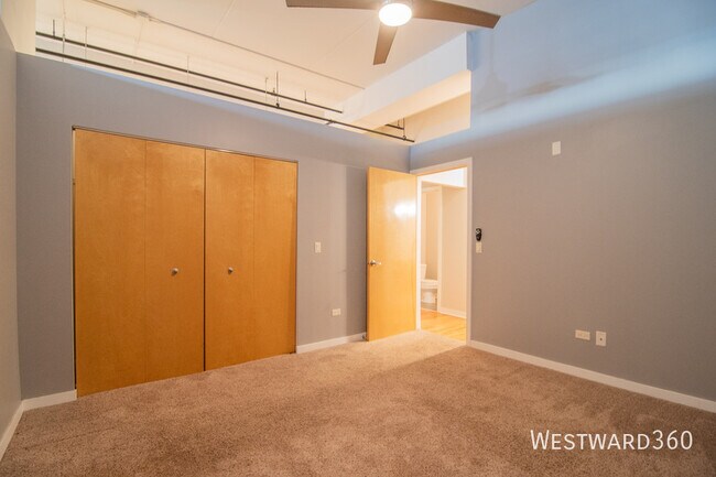 Building Photo - 1224 W Van Buren St