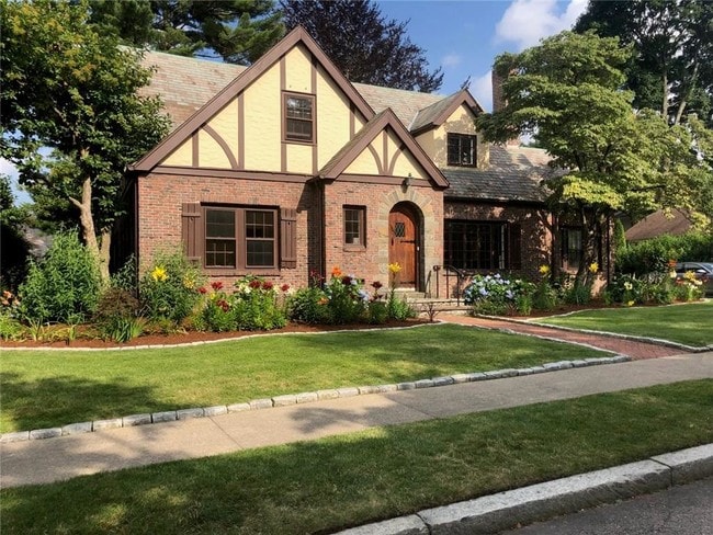 Primary Photo - 130 Waterman St