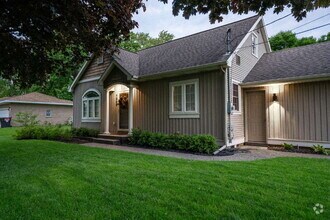 Building Photo - Spacious 4-Bedroom Home with Modern Amenit...