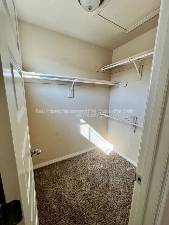 Building Photo - 615 Ridge Point Dr