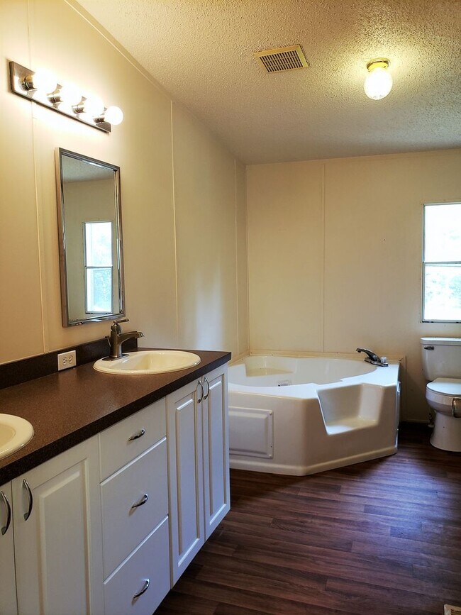 Building Photo - 4 bedroom Mobile Home