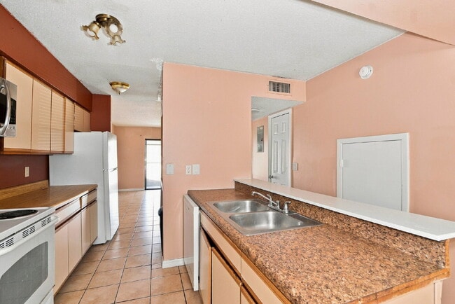 Building Photo - "Charming Kissimmee Retreat: Spacious 2-Bed Oasis with Modern Comforts!"