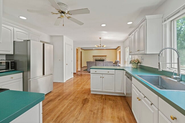 Building Photo - 630 Maple Ct