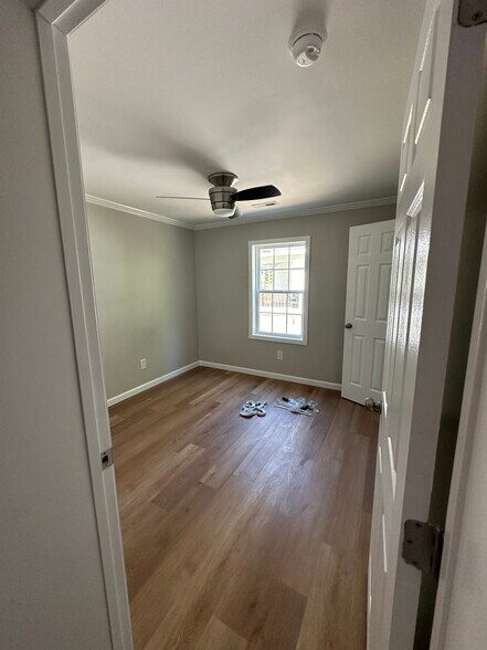 Building Photo - 530 Oakwood Ave