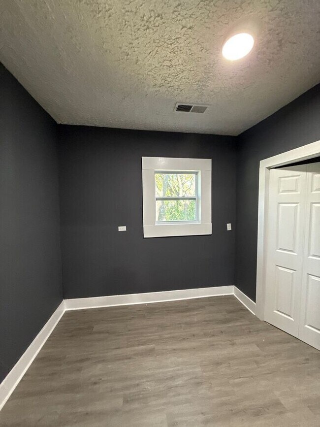 Building Photo - 3164 Yale Ave