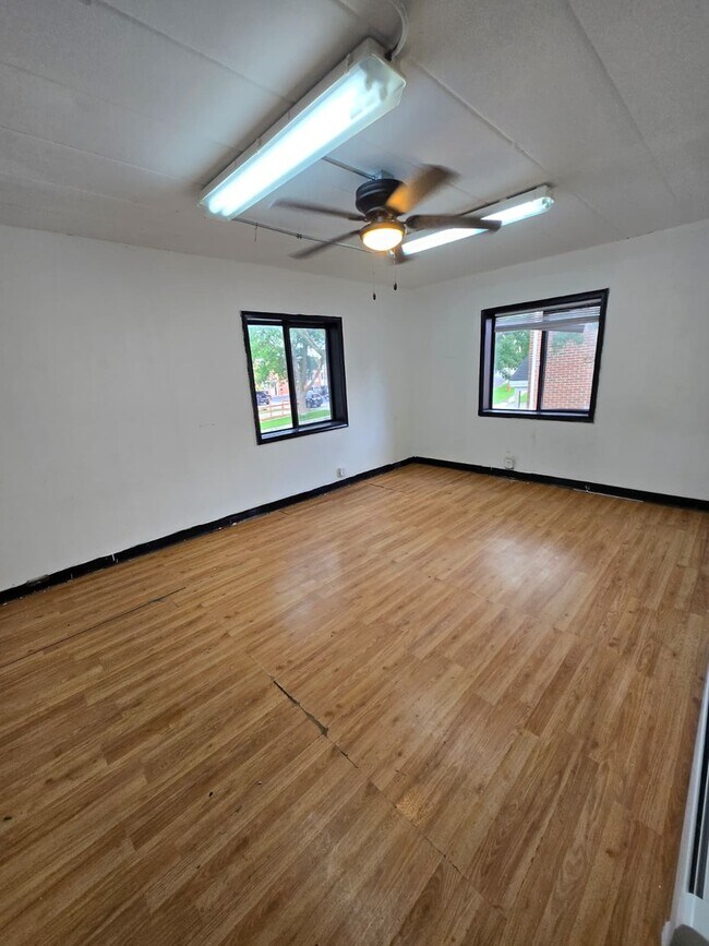 Building Photo - 924 Greenbrier Rd