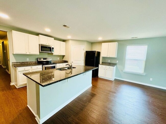 Building Photo - 4 bed, 2 bath-- Available Aug 2026!