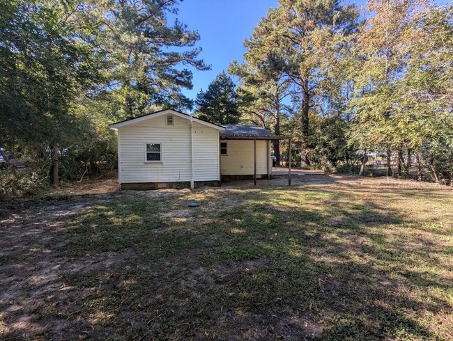 Building Photo - Out of the way 3 Bedroom