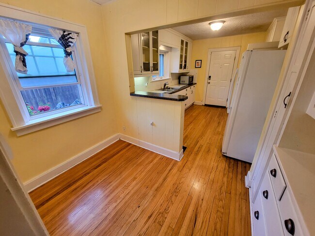 Building Photo - 5830 Holmes St