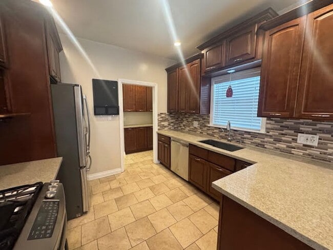 Building Photo - Modern 3 Bed, 2 Bath home