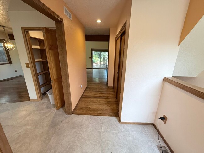Building Photo - Beautiful 4 Bed, 2 Bath Single Family Home 2 Attached Car Garage and Laundry In Unit!