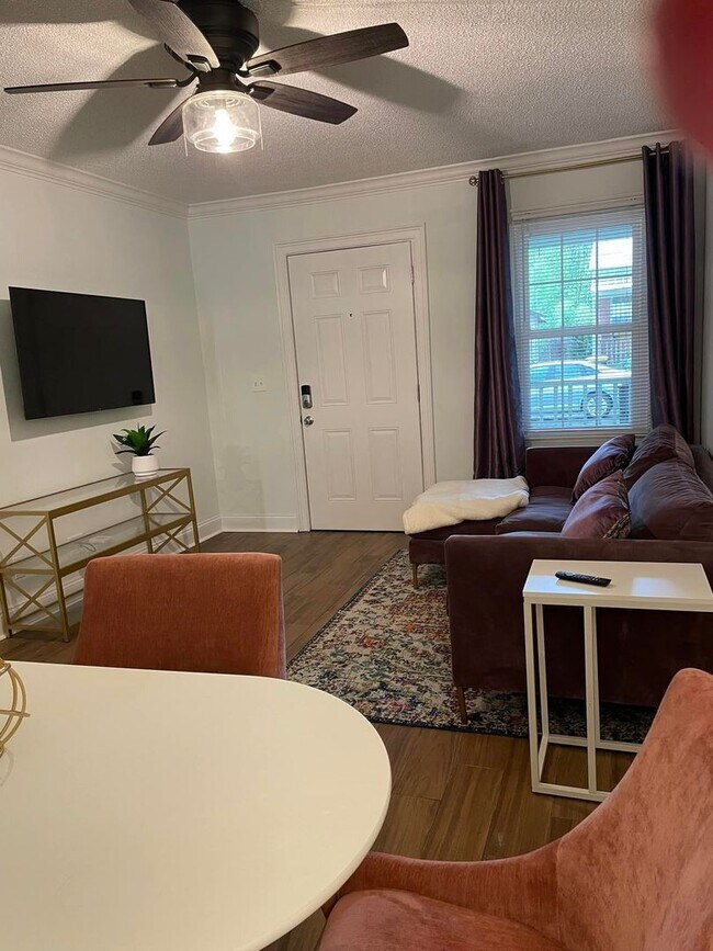 Building Photo - Optional Furnished Executive Rental Downtown