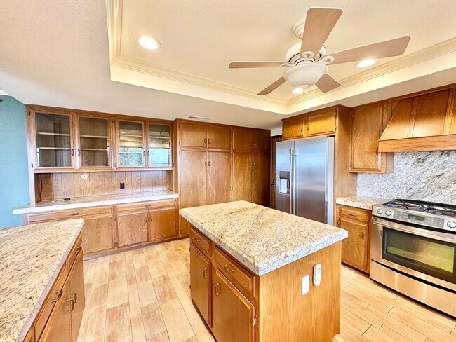 Building Photo - Beautiful Custom Home in Fallbrook, just m...