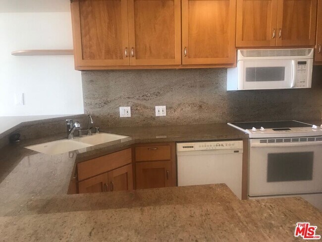 Building Photo - 4267 Marina City Dr