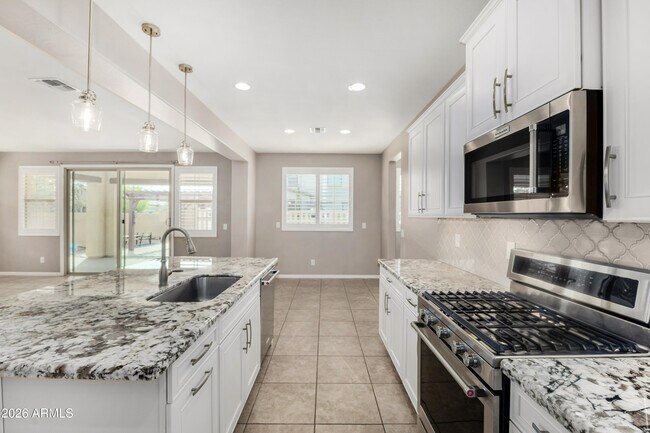 Building Photo - 1527 W Windhaven Ave