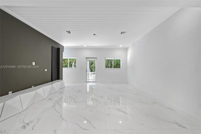 Building Photo - 711 Sunset Dr
