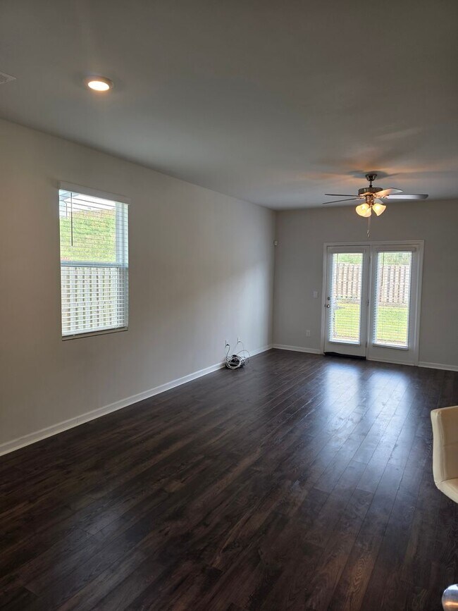 Building Photo - 5 BEDROOMS